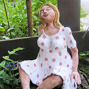 Gartenfigur sitzende Frau